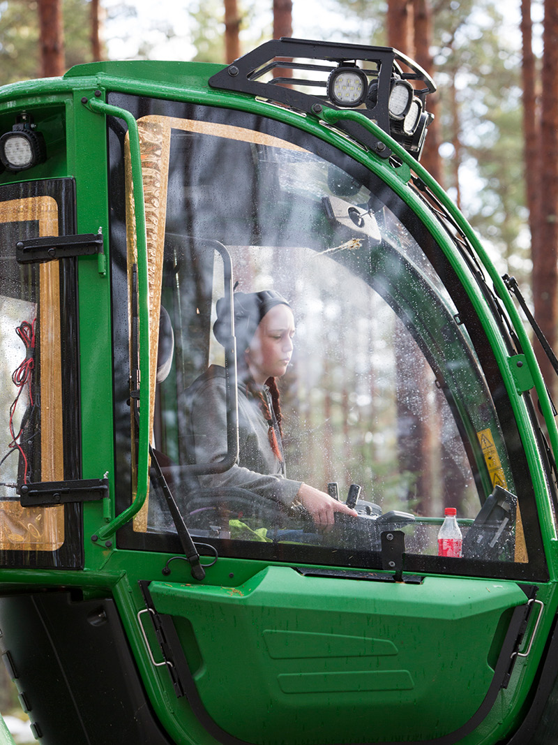 Elev som kör skogsmaskin