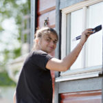 Elev som målar svarta fönsterfoder