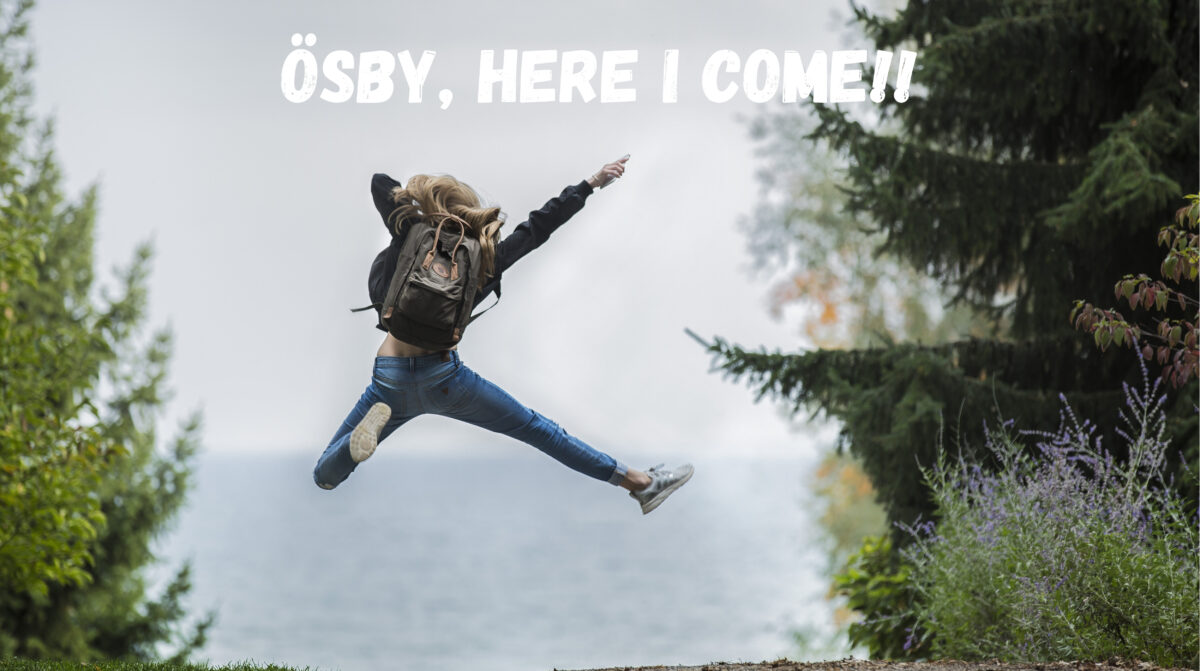 Ösby, here i come. Elev med ryggsäck som tar ett språng