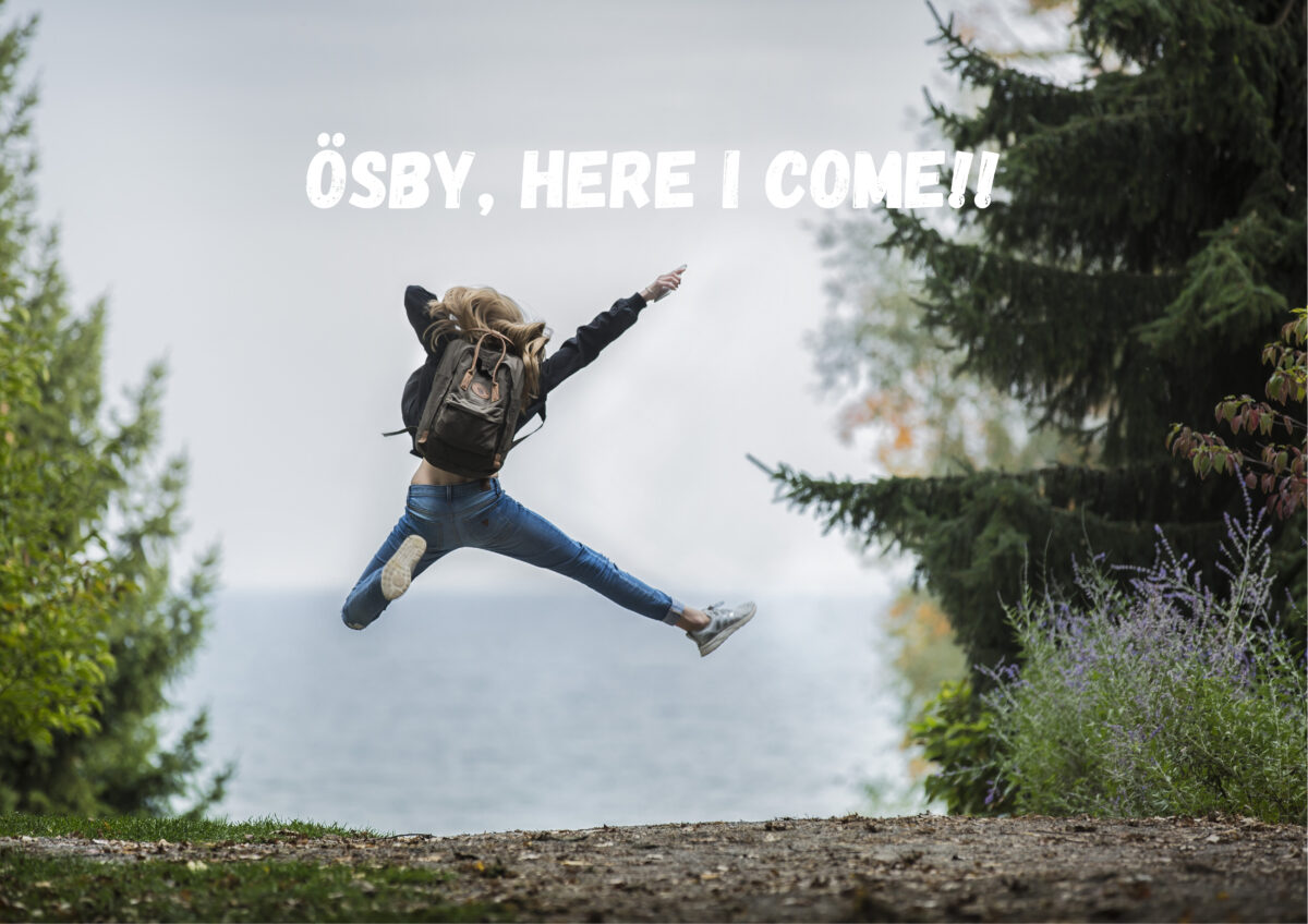 Ösby, here i come. Elev med ryggsäck som tar ett språng