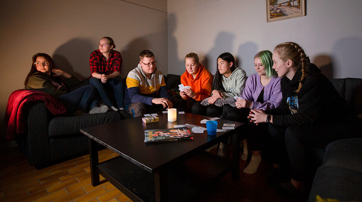 Elever spelar kort och tittar på tv i internatet på Ösby