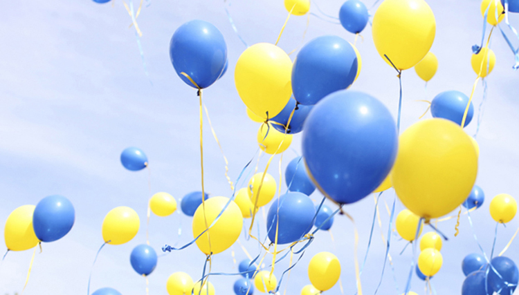Blå och gula ballonger