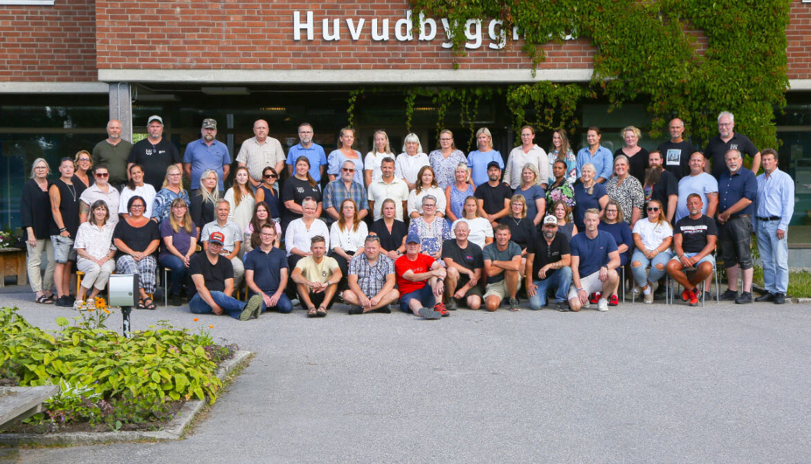 Bild på en stor personalgrupp framför Ösbys huvudbyggnad