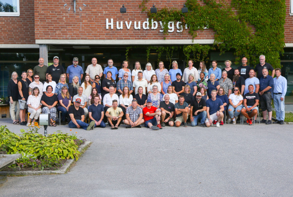 Bild på en stor personalgrupp framför Ösbys huvudbyggnad